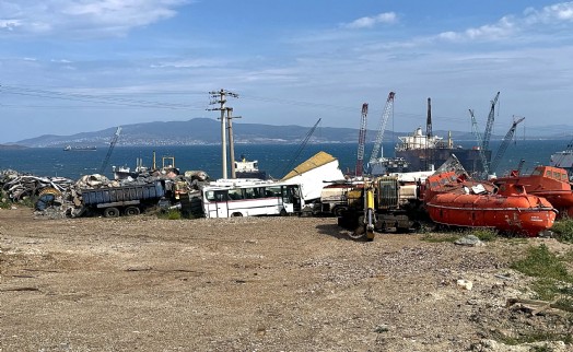 Aliağa Belediyesi harekete geçti: Tonlarca tehlikeli atık etrafa saçıldı