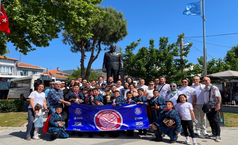 Aliağa’nın Yıldızlar Halk Oyunları ekibi Ege Bölge birincisi oldu
