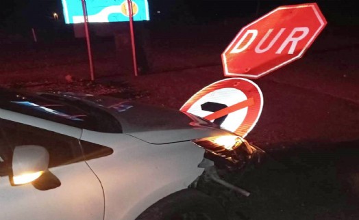 Alkollü sürücü dur levhasına çarparak durabildi; 1 kişi yaralandı
