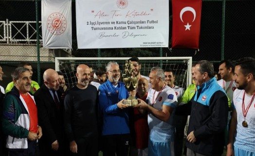 Asgari ücret pul oldu bakan top peşinde