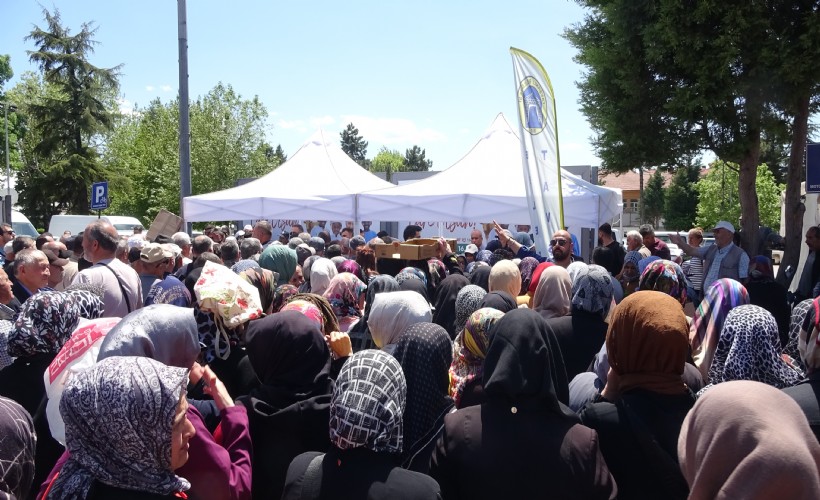 Belediyenin fide dağıtımında izdiham