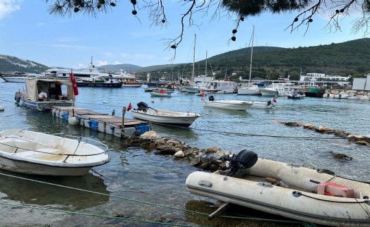 Bodrum'da izinsiz bağlanan tekneler kaldırıldı, deniz dibinden 40 ton atık çıktı