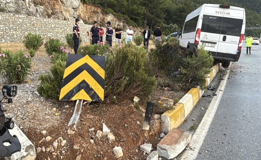 Bodrum'da servis minibüsü ile otomobil çarpıştı; 16 yaralı