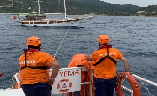 Bodrum'da su alan ve içerisinde 3 kişinin bulunduğu tekne kurtarıldı