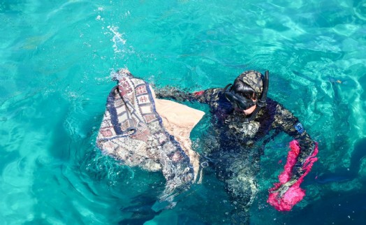 Bodrum'un ünlü halk plajında deniz dibi temizliği