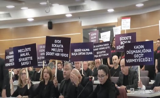 Bornova Meclisi'nde 'hakaret' tepkisi: CHP'den AK Parti grubuna pankartlı protesto