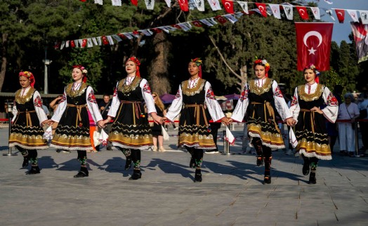 Bornova'nın dört bir yanı ritimle coştu: Bornova Halk Dansları Festivali başladı