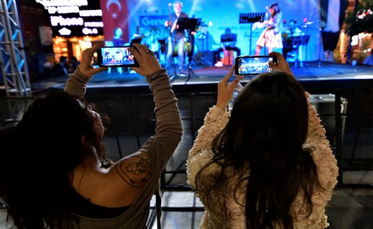 Bornova'da 19 Mayıs coşkusu meydanlara taşıyor: Küçükpark'ta müzik şöleni