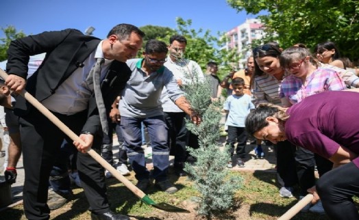 Bornova'da fidanlar toprakla buluştu: Başkan Eşki: 'Engelleri birlikte aşacağız'