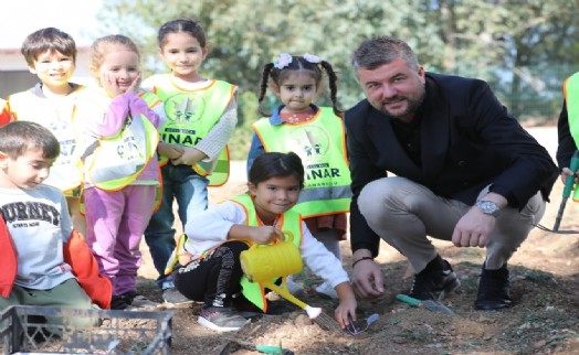 Buca Belediyesi Kızılçullu Tarım Okulu'nda çocuklara tarım eğitimi veriyor
