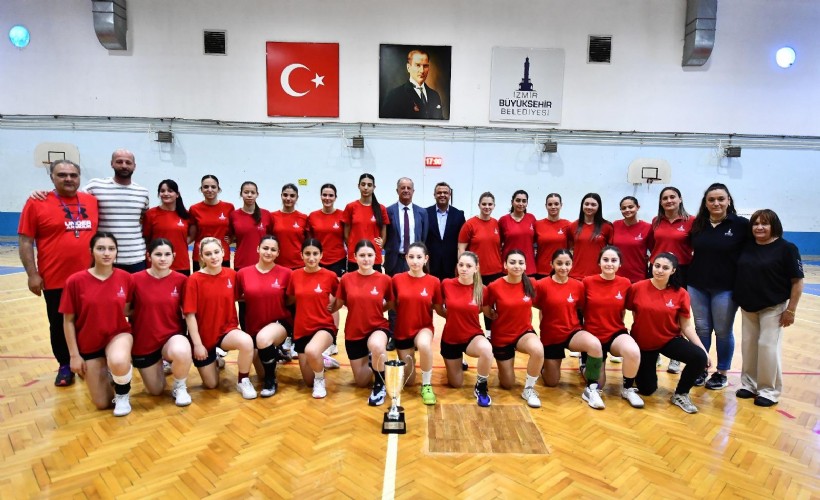 Büyükşehir hentbol takımlarıyla parlıyor