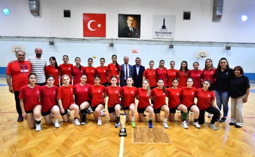 Büyükşehir hentbol takımlarıyla parlıyor