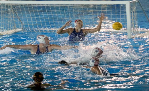 Büyükşehir sutopunda kupa yolunda