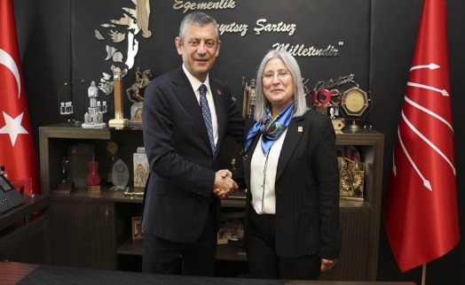 CHP'ye sürpriz katılım; Parti rozetini Özel taktı
