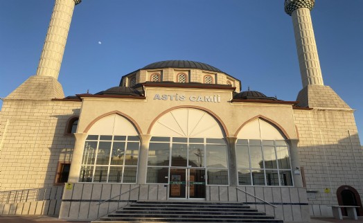 Camide namaz sonrası kalp krizi geçiren müezzin hayatını kaybetti