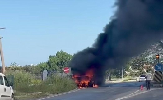 Çarşaf yüklü kamyonet seyir halinde alev aldı!