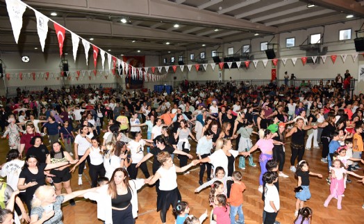 Çiğli'de 19 Mayıs coşkusu dans gösterisiyle zirve yaptı
