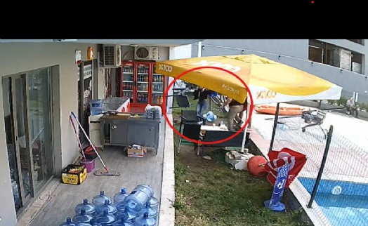 Çiğli'deki Site Bahçesinde saldırı anı kamerlara yansıdı: Genç Kadına Sandalyeli Saldırı!