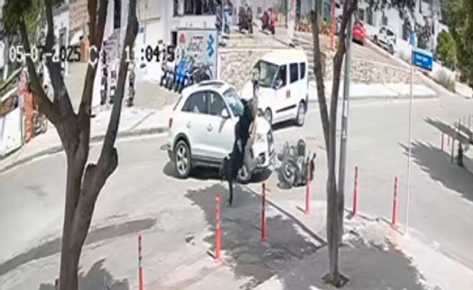 Cip ile motosikletin çarptığı kaza kamerada; 2 yaralı