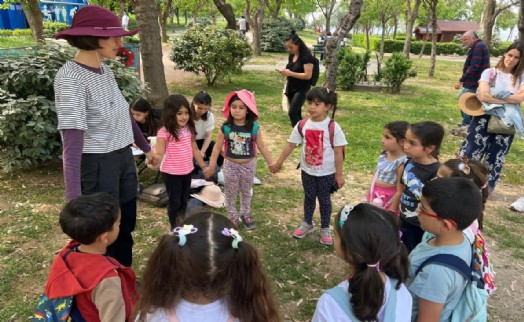 Çocuklar, ormanda keşif ve masal yolculuğunda buluşuyor