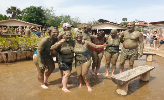 Dalyan'daki çamur banyosu turistlerin ilgi odağı oldu