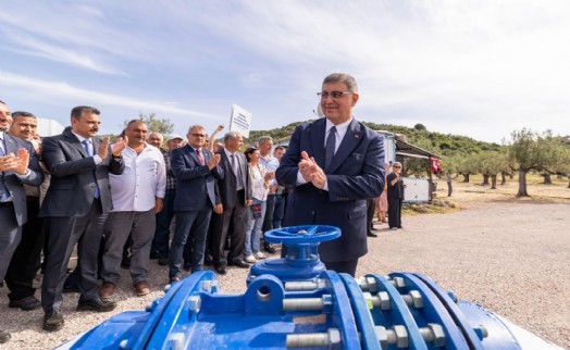Dikili'de toprak suyla buluştu, üretici bayram sevinci yaşadı
