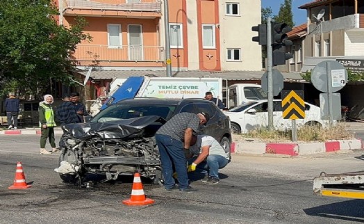 Dinar'da feci kaza: 1'i ağır 3 yaralı