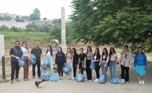 Efes Meslek Yüksekokulu öğrencilerinden kültürel miras alanlarında temizlik farkındalığı