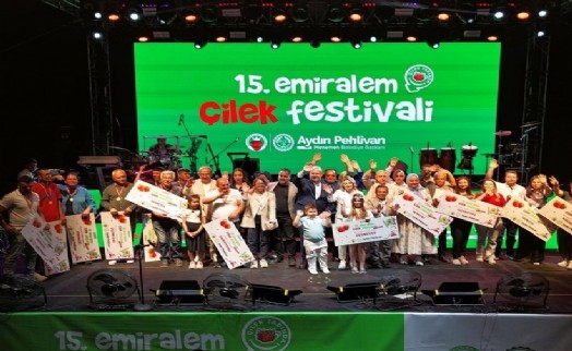Emiralem Çilek Festivali'ne ziyaretçi akını