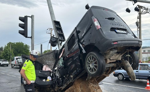 Feci kaza! Sinyalizasyon direğine ok gibi saplandı; 1 ölü, 3 yaralı