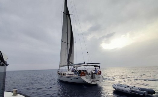 Fethiye'de yelkenli teknede 2 göçmen kaçakçısı ve 33 kaçak göçmen yakalandı
