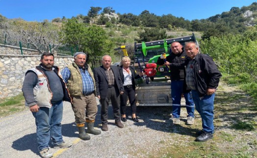 Güzelbahçe'den çiftçilere destek: İlaçlama makinesi hediye edildi