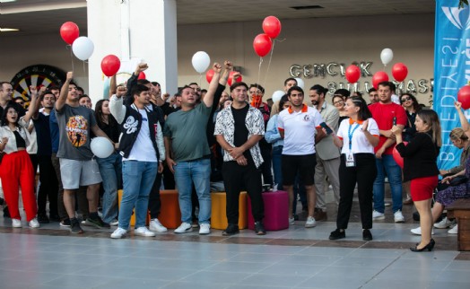 Güzelbahçe'de gençler yaza 'merhaba' dedi