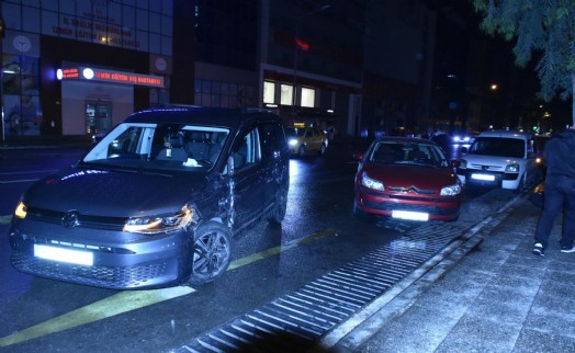 Hafif ticari araç, park halindeki 3 otomobile çarptı: 2 yaralı