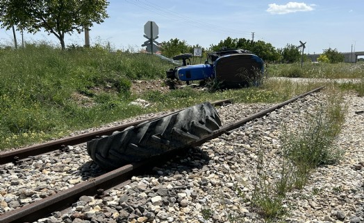Hemzemin geçitte trenin çarptığı traktörün sürücüsü yaralandı