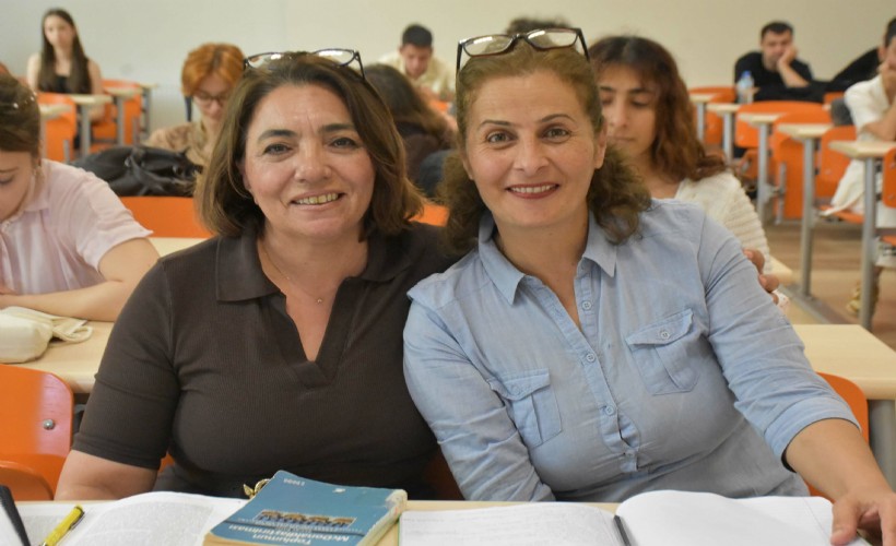 İki kadın 50'li yaşlarında hayallerindeki üniversiteye kavuştu