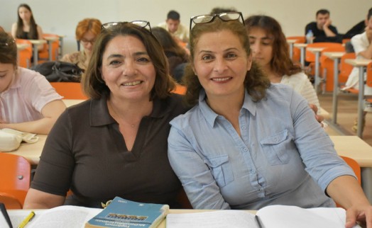 İki kadın 50'li yaşlarında hayallerindeki üniversiteye kavuştu