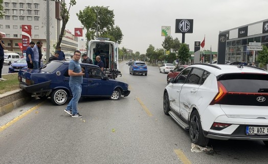 İki otomobilin karıştığı kazada 1 kişi yaralandı
