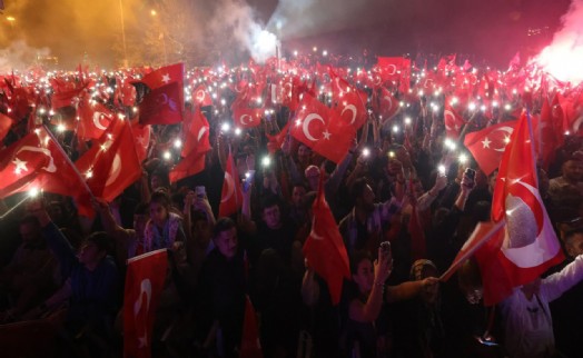İmamoğlu'ndan İzmir'e davet: Eline Türk Bayrağı'nı alan gelsin
