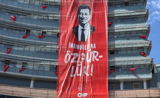 İmamoğlu'nun resimlerinin yasaklanmasının ardından CHP'de dev pankart