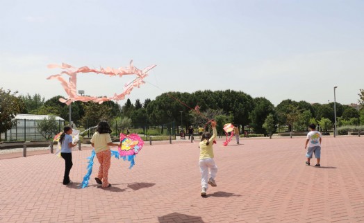 İşitme engelli öğrenciler, akranlarıyla uçurtma uçurdu