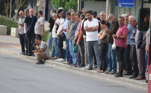 İzmir'de grevin ikinci gününde duraklarda yine yoğunluk oluştu