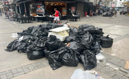 İzmir'de grevin üçüncü günü: Çöpler birikmeye başladı