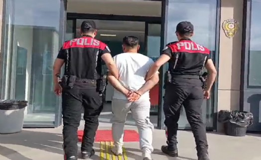 İzmir'de hırsızlıktan 21 yıl hapis cezası ile aranan firari hükümlü yakalandı
