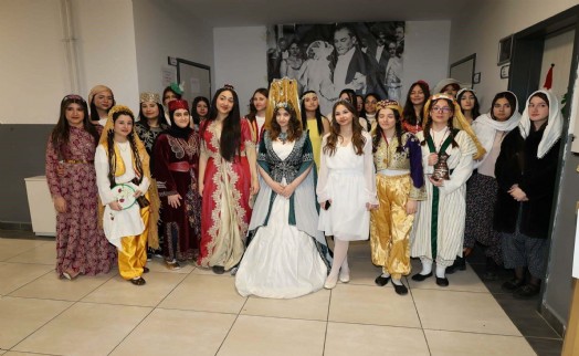 İzmir'de lise öğrencileri atık malzemelerden tarihi kadın kostümleri tasarladı