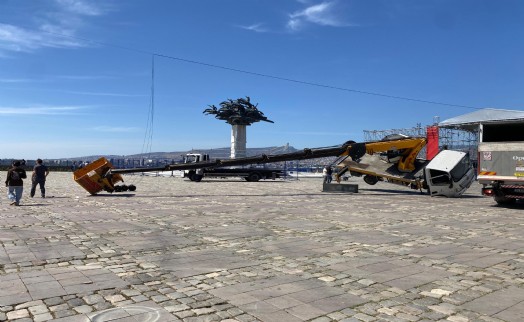 İzmir'de sahne kurulumu sırasında vinç devrildi!