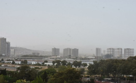 İzmir'de toz taşınımı alarmı: Hava kalitesi düştü, yağış bekleniyor...