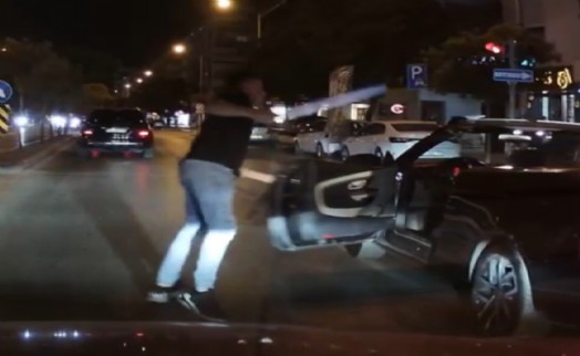 İzmir'de trafikte döner bıçaklı kavga