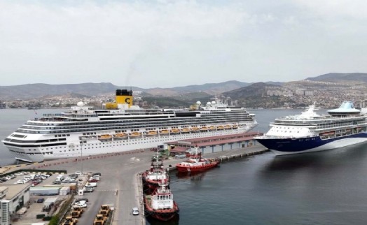 İzmir'e iki kruvaziyer birden geldi