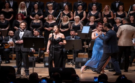 İzmir sanatla buluştu: 'Yaza merhaba' konserine yoğun ilgi